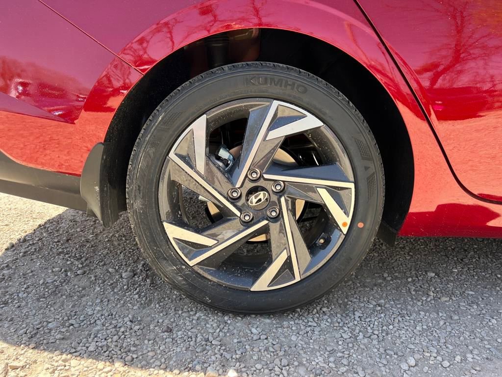 Used 2025 Hyundai Elantra Sport image 13