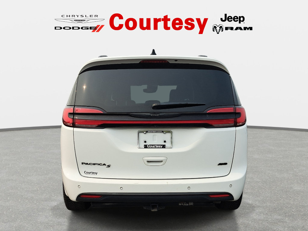 Certified 2023 Chrysler Pacifica Touring-L w/ Uconnect Theater Family Group AWD/4WD image 5