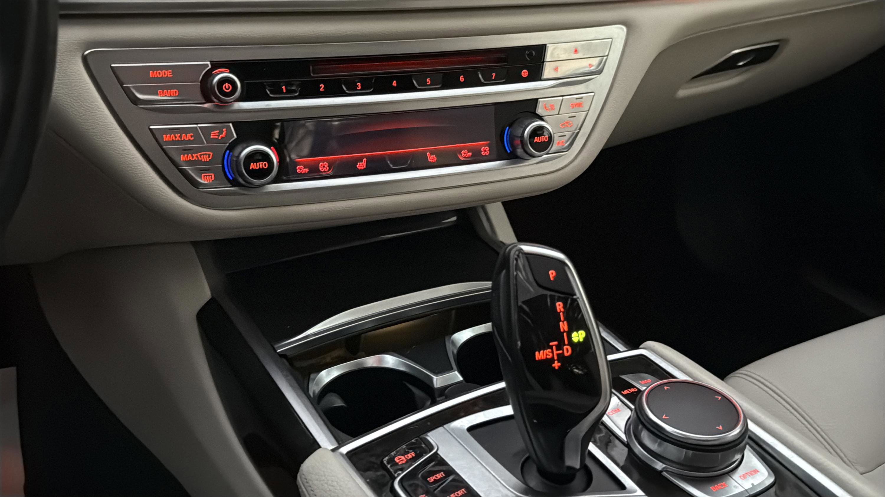 Used 2016 BMW 740i image 22