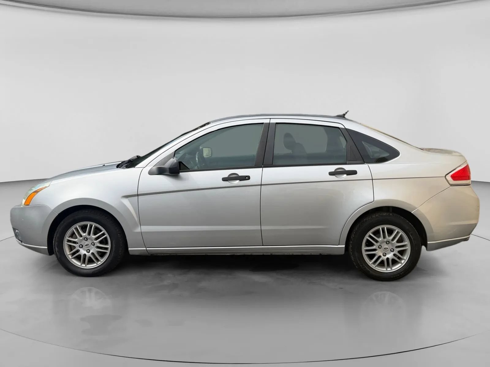 Used 2011 Ford Focus SE FWD image 2