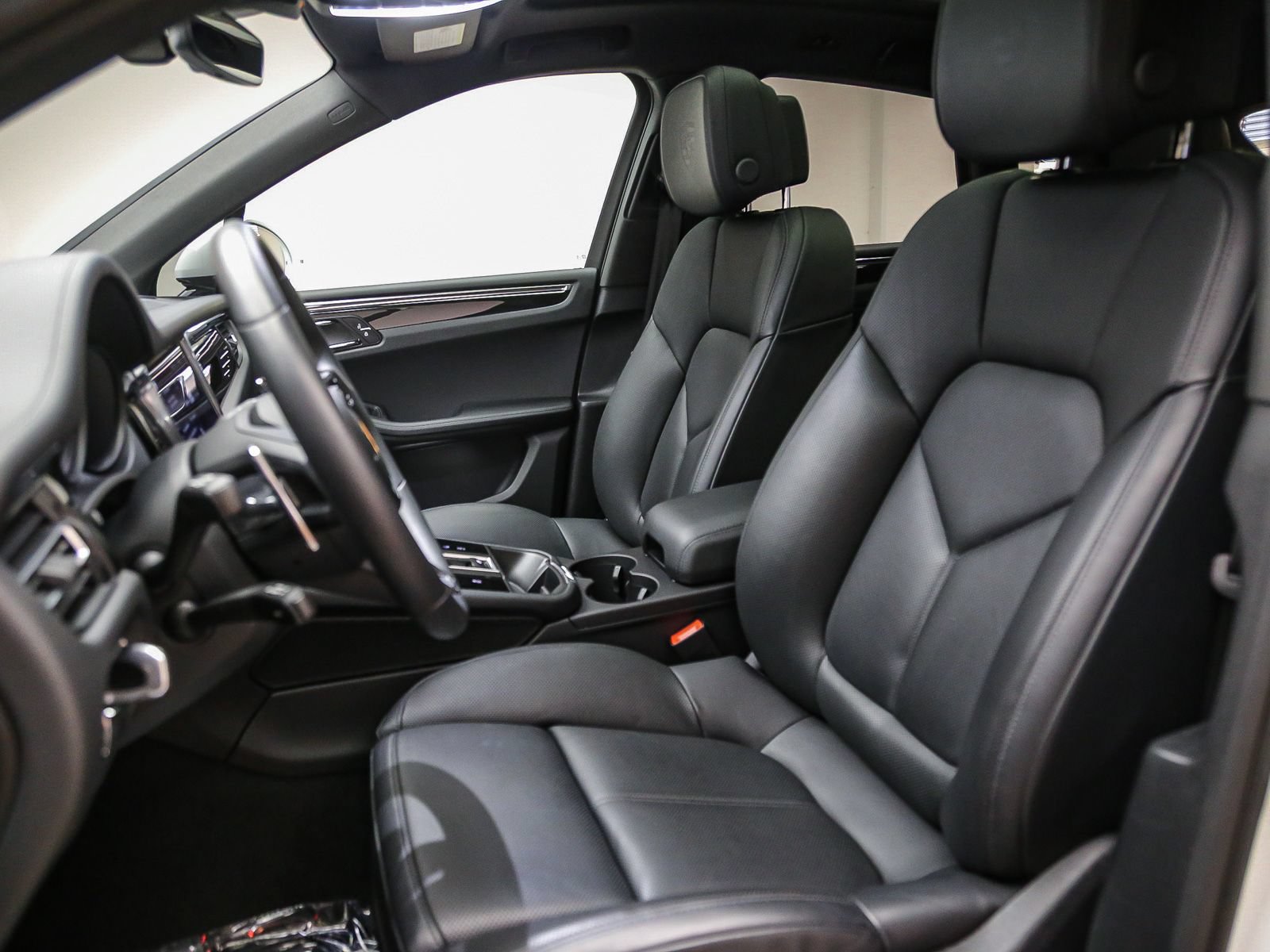 Certified 2025 Porsche Macan Turbo AWD/4WD image 5