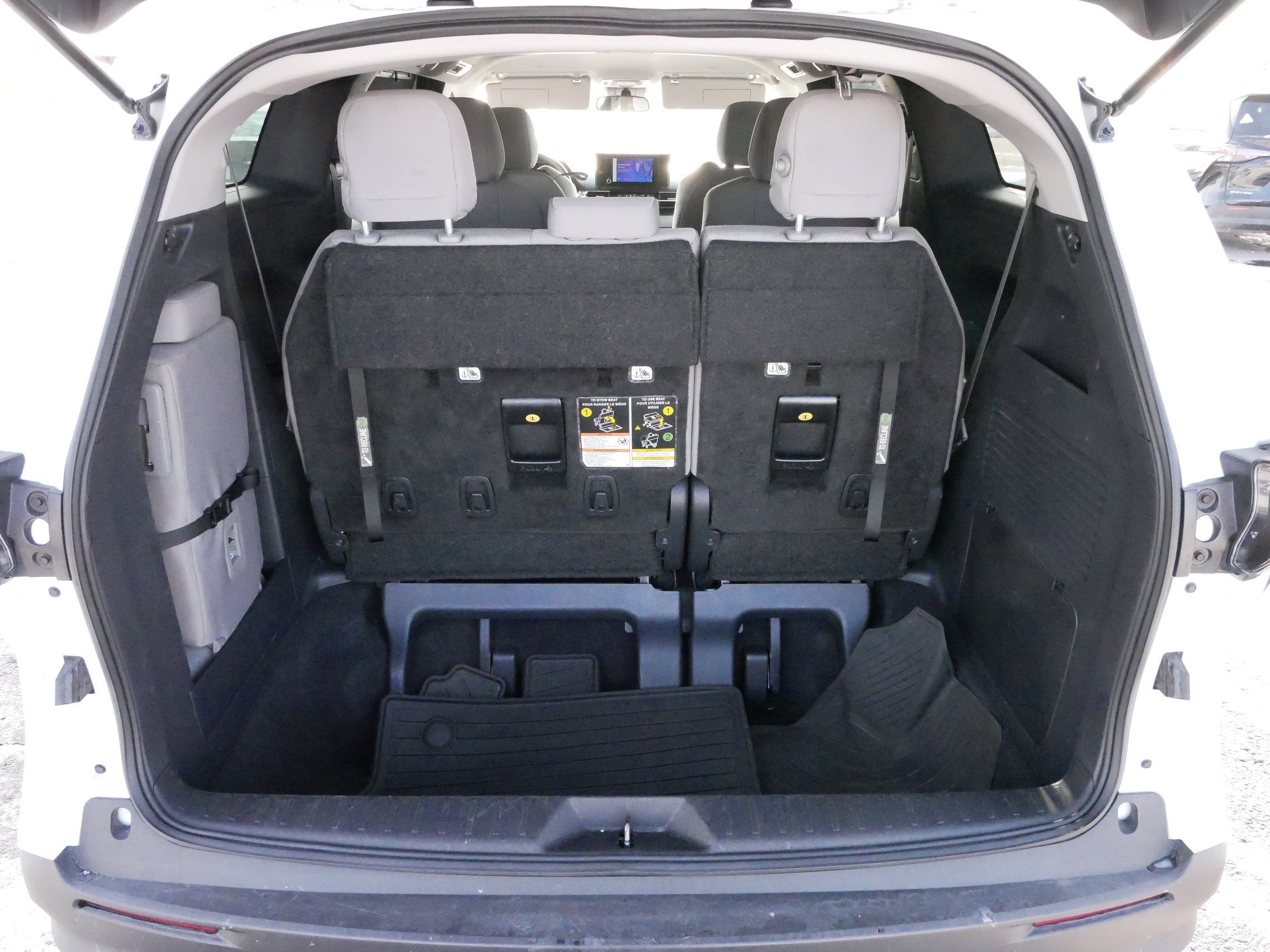 Used 2025 Toyota Sienna LE image 18