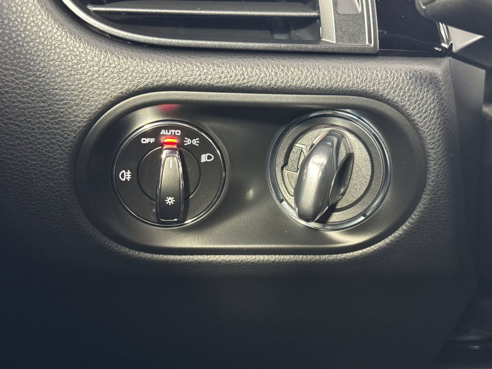 Certified 2025 Porsche Macan image 33