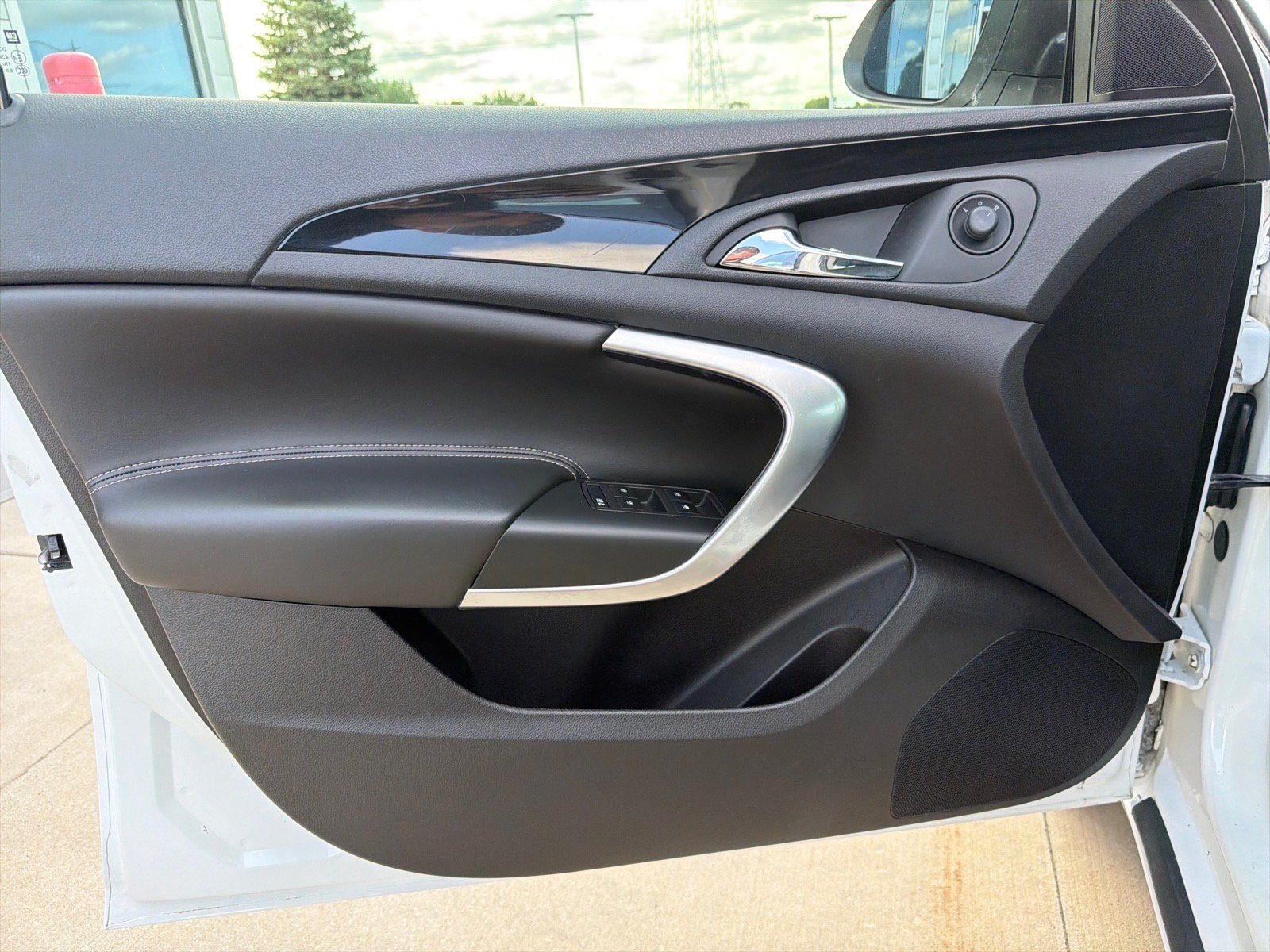 Used 2012 Buick Regal Leather FWD image 10