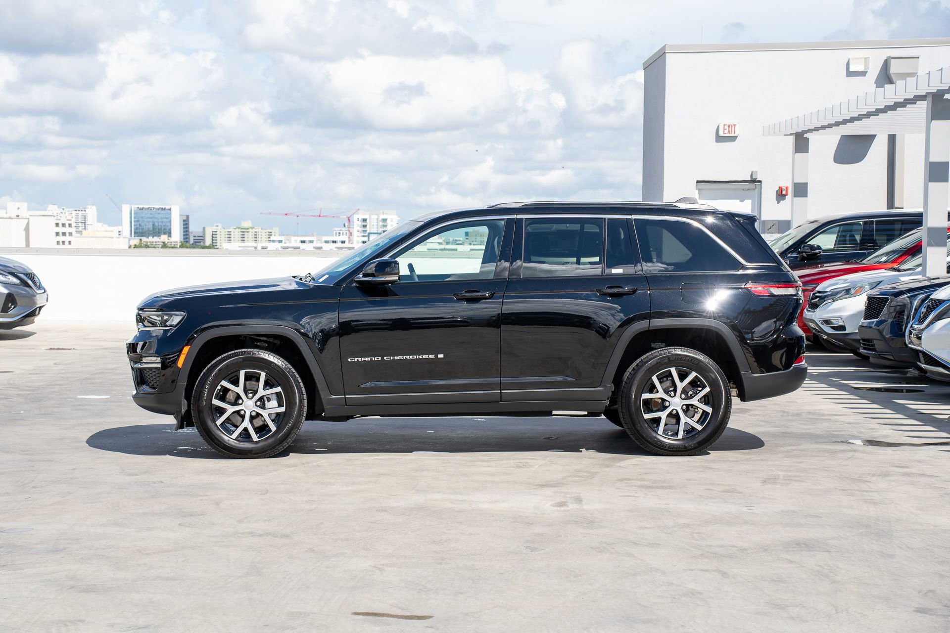 Used 2025 Jeep Grand Cherokee Limited image 9