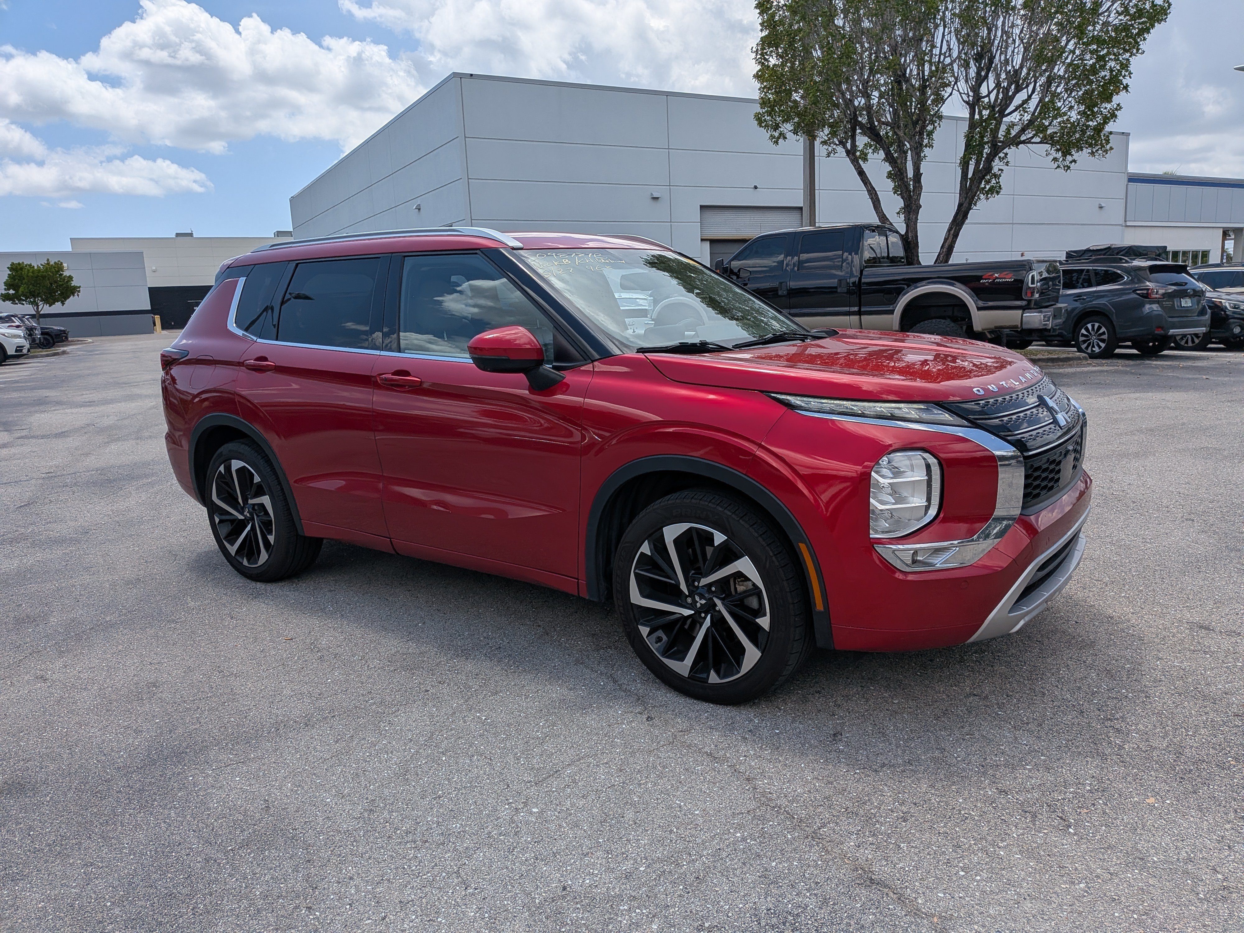Used 2023 Mitsubishi Outlander SEL FWD image 2