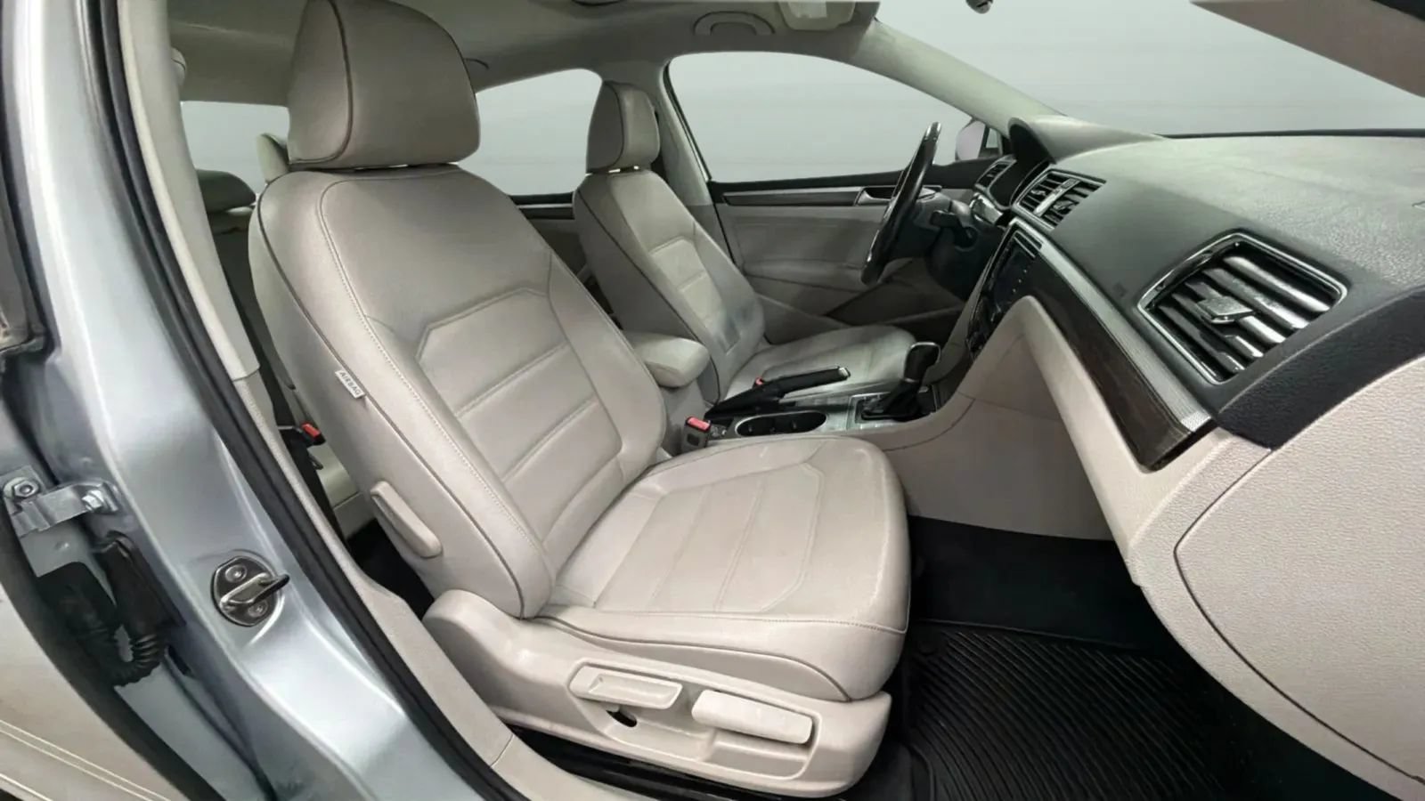 Used 2017 Volkswagen Passat 1.8T SE FWD image 20