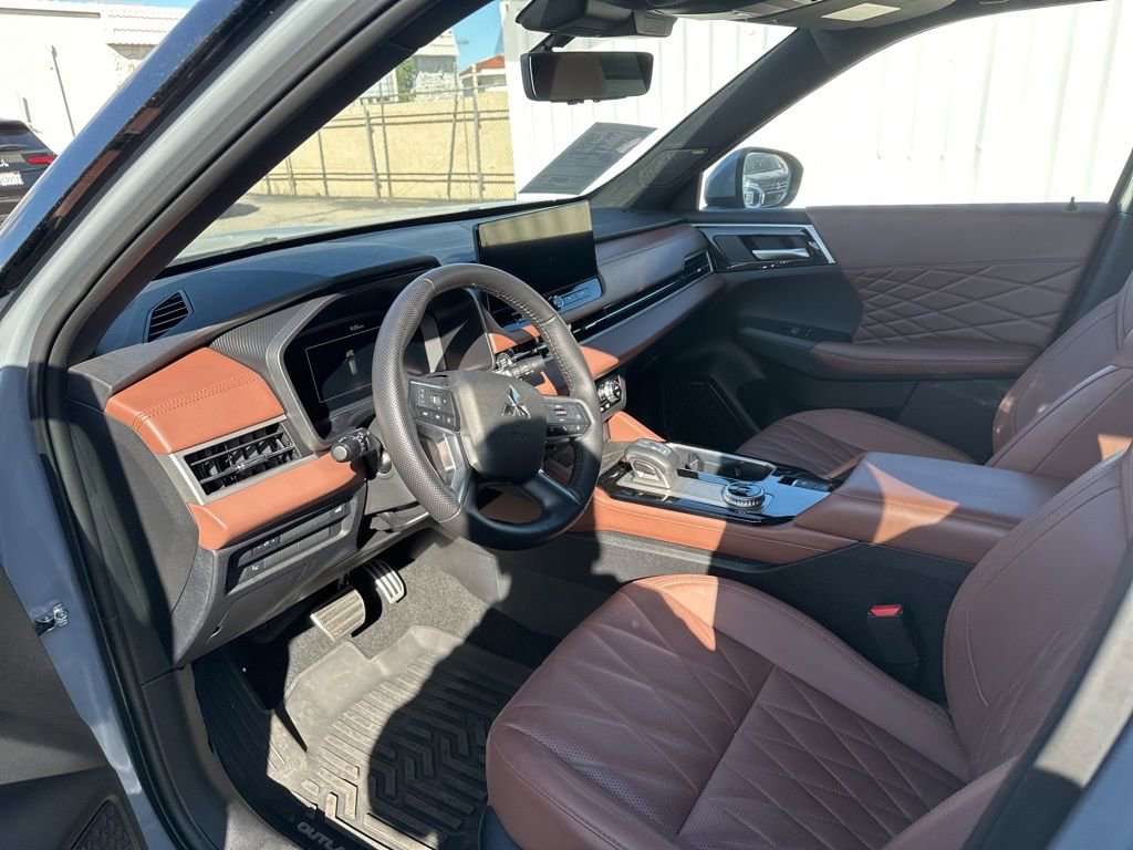 Used 2025 Mitsubishi Outlander SEL image 6