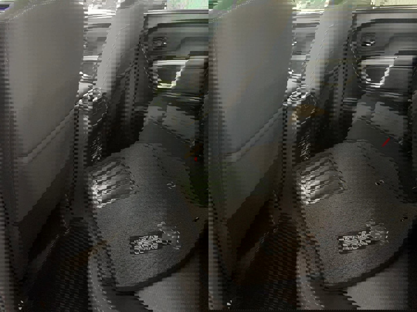 Used 2021 Nissan Titan SV w/ SV Convenience Package image 6