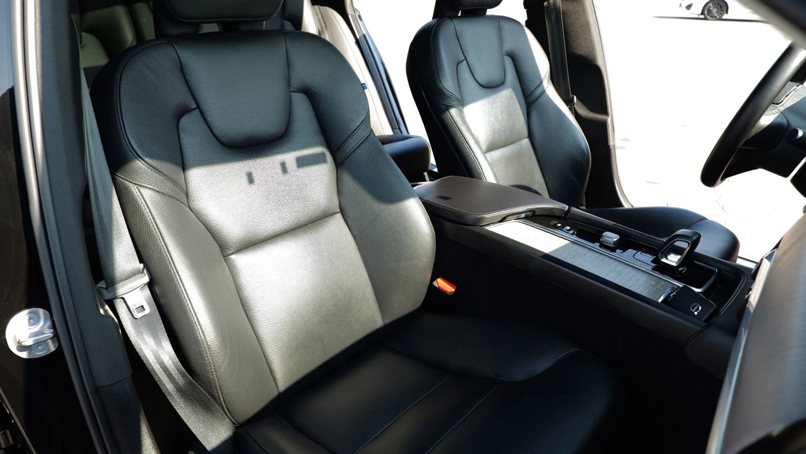 Used 2023 Volvo S90 B6 Plus image 23