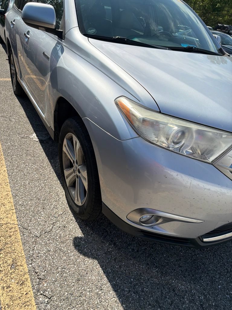 Used 2012 Toyota Highlander Limited w/ Tow Pkg AWD/4WD image 2