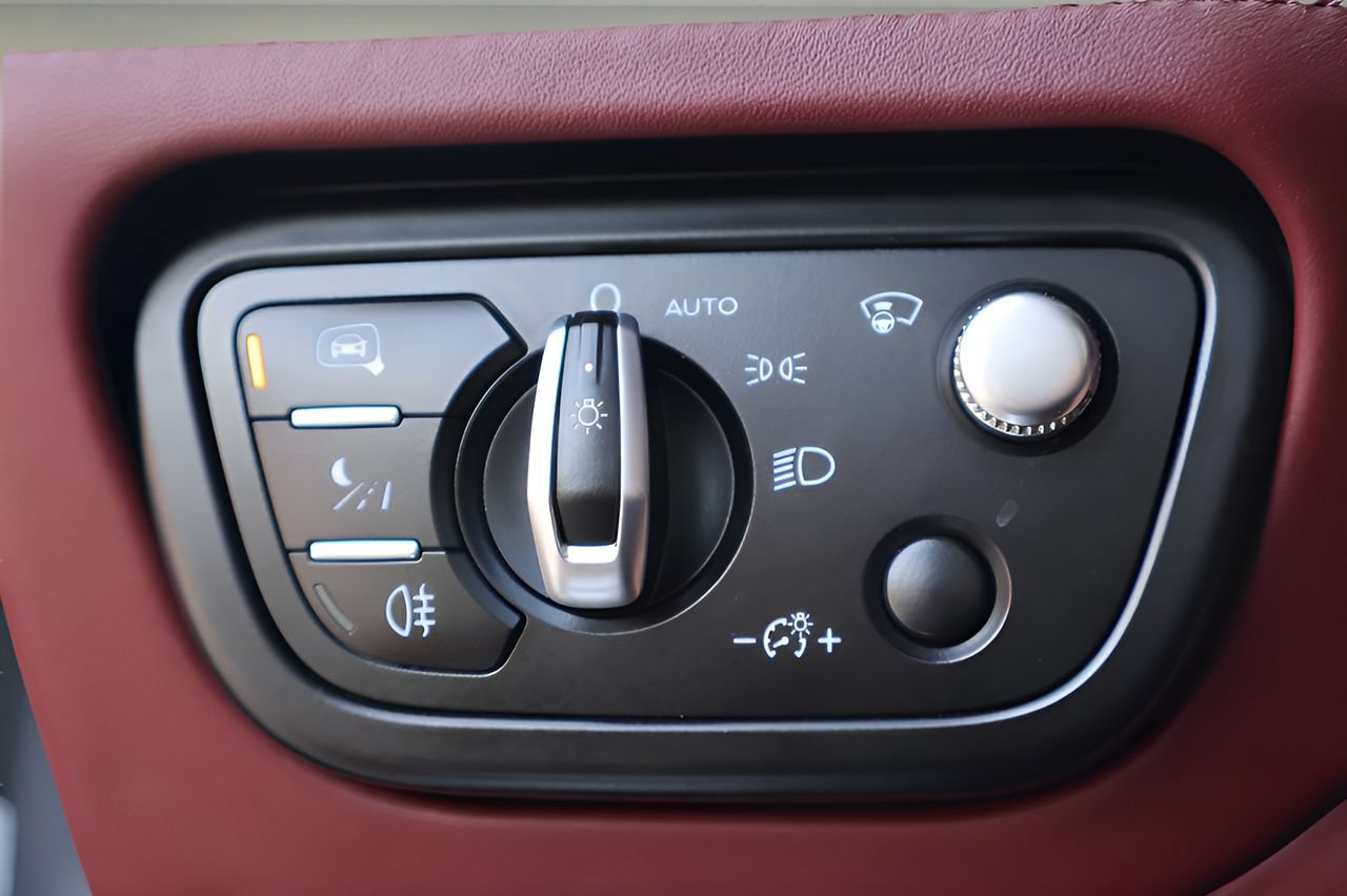 Used 2020 Bentley Bentayga AWD/4WD image 21