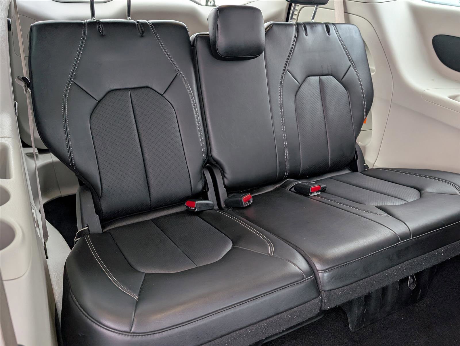 Used 2024 Chrysler Pacifica Touring-L image 12