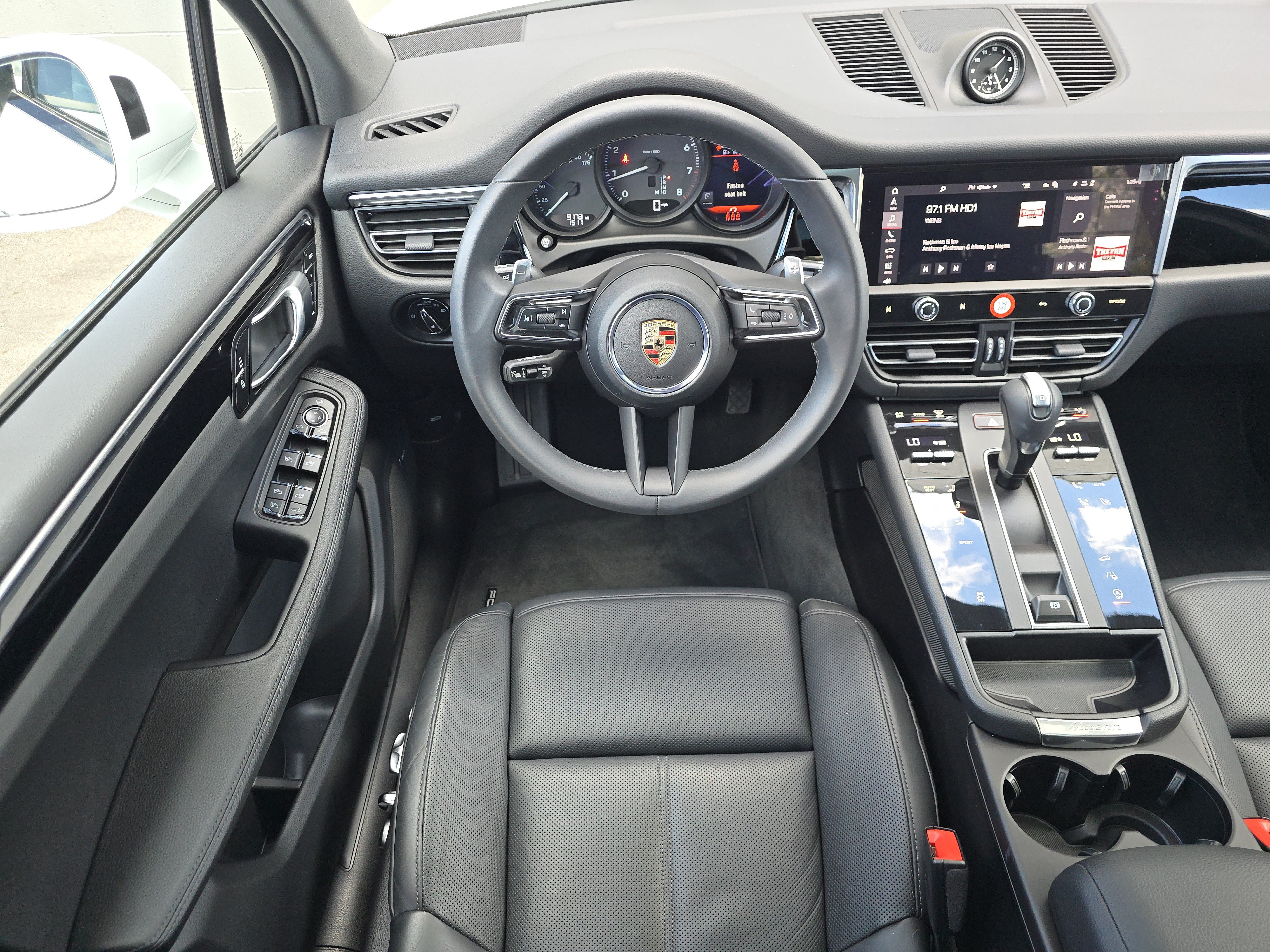 Certified 2025 Porsche Macan AWD/4WD image 18