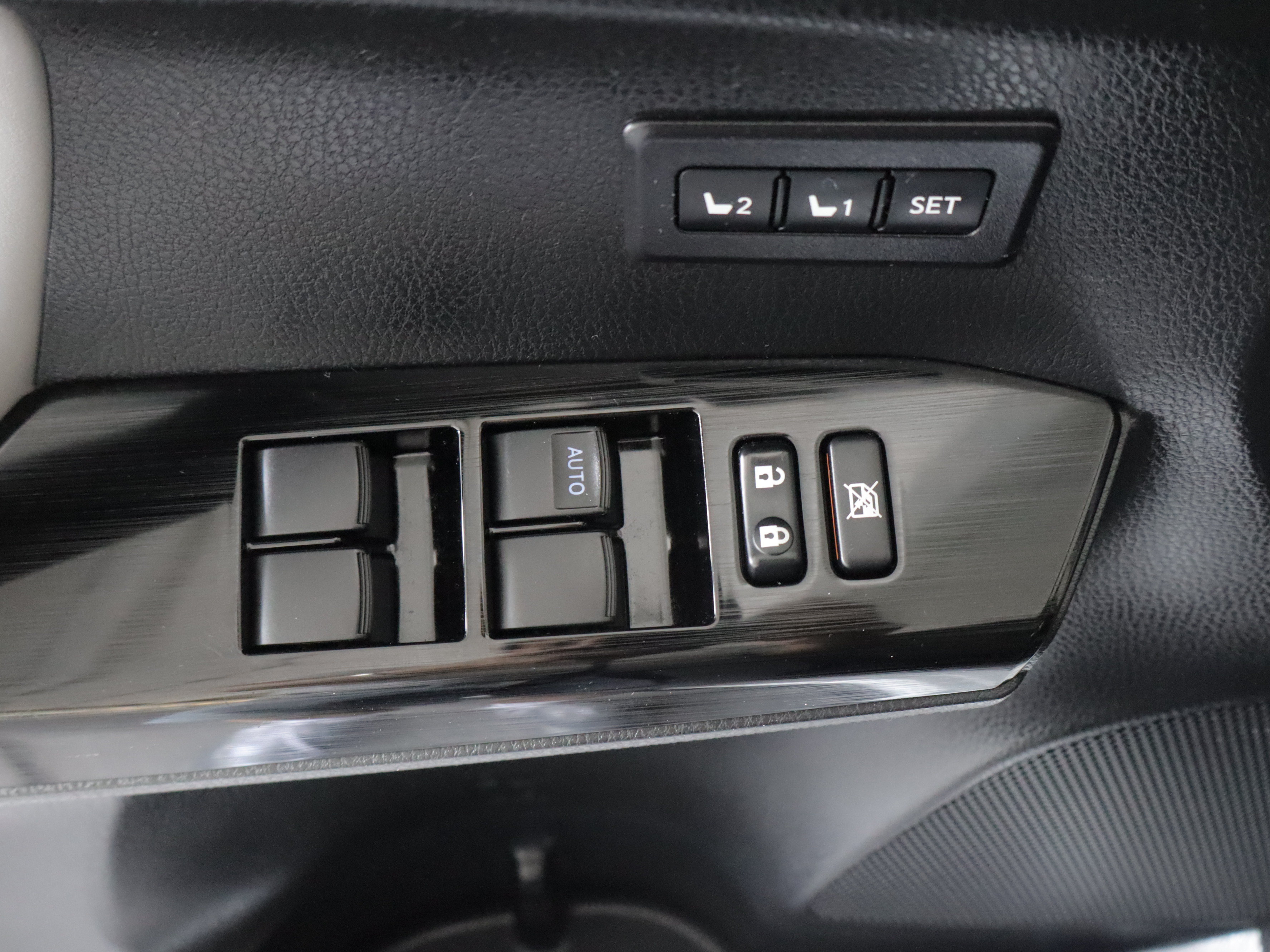 Used 2018 Toyota RAV4 Limited AWD/4WD image 13