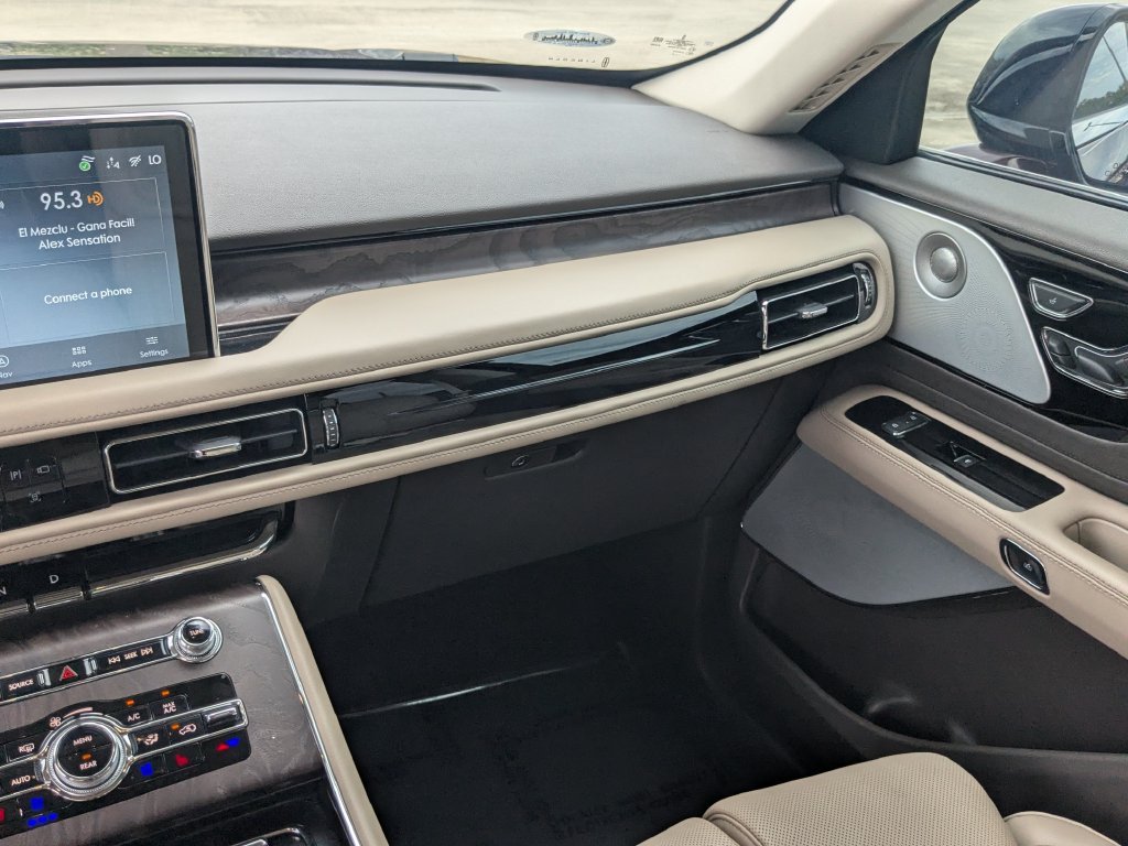 Used 2022 Lincoln Aviator Reserve w/ Equipment Group 201A AWD/4WD image 4