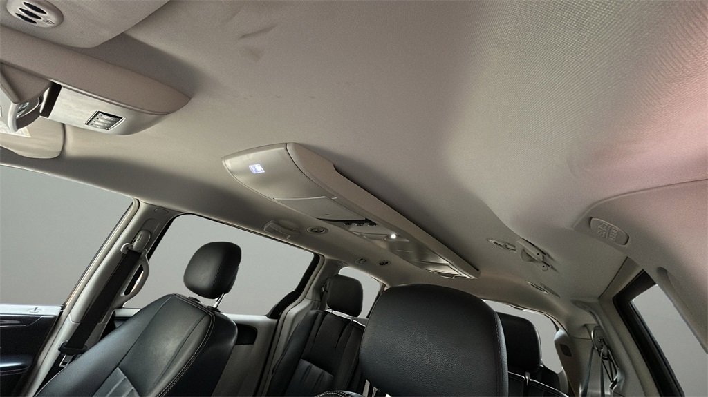 Used 2014 Chrysler Town & Country Touring image 17
