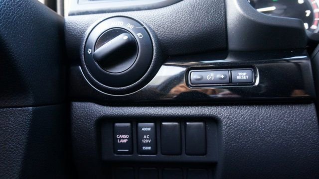 Used 2024 Nissan Titan SV w/ SV Convenience Package image 27