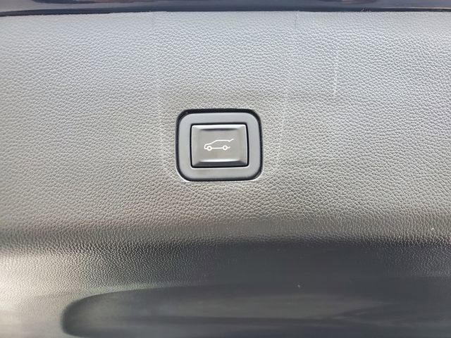 Used 2023 Chevrolet Traverse LT image 11