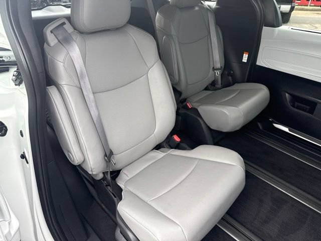 Used 2025 Toyota Sienna XLE FWD image 17