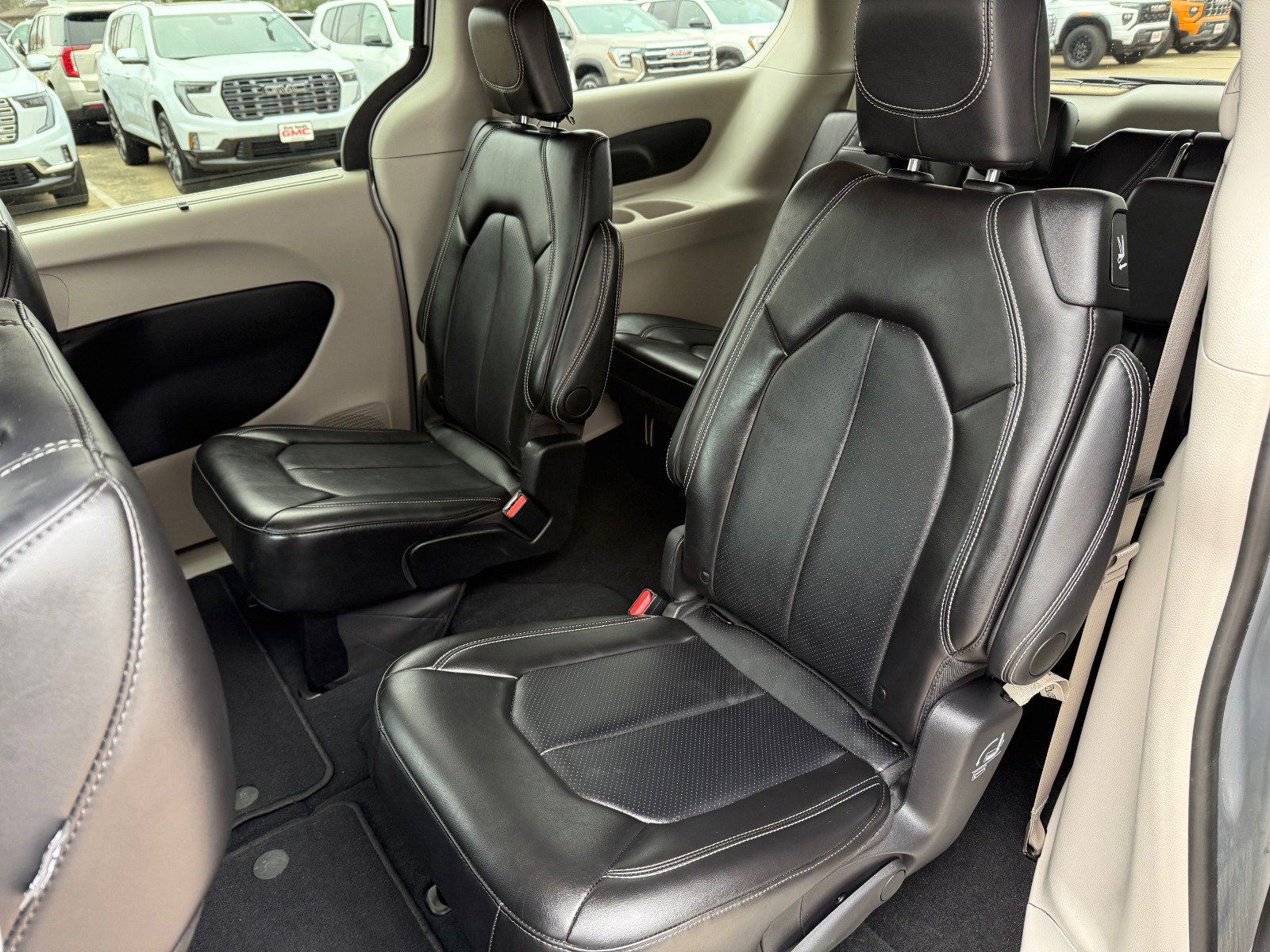 Used 2024 Chrysler Pacifica Touring-L image 12