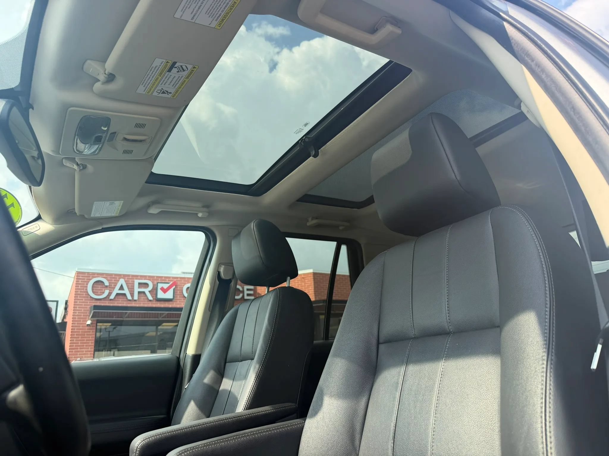 Used 2011 Land Rover LR2 HSE AWD/4WD image 9