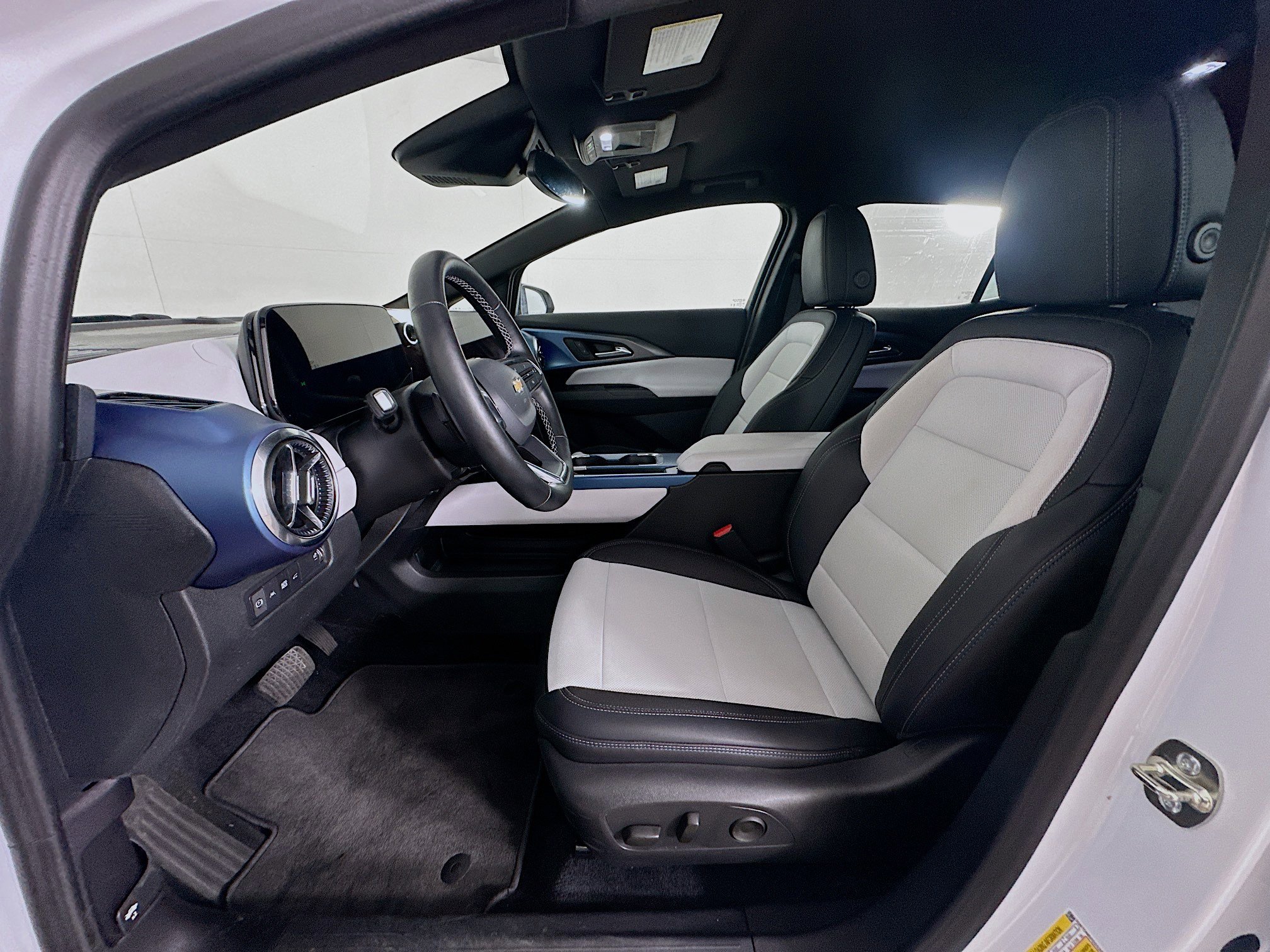 Used 2025 Chevrolet Equinox EV LT image 13