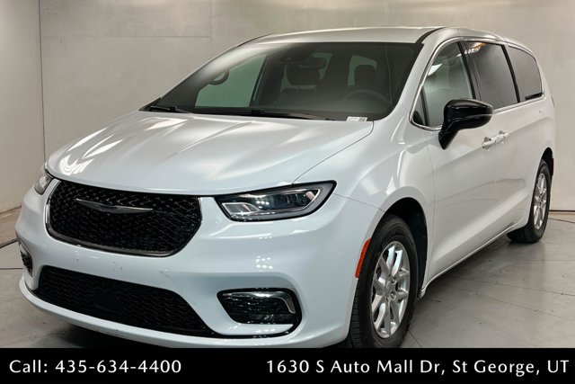 Used 2025 Chrysler Pacifica Select FWD image 1