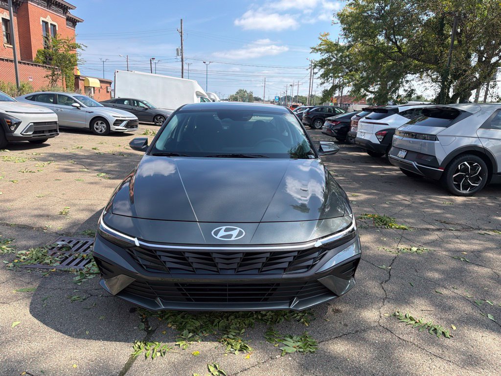 New 2026 Hyundai Elantra SE FWD image 2
