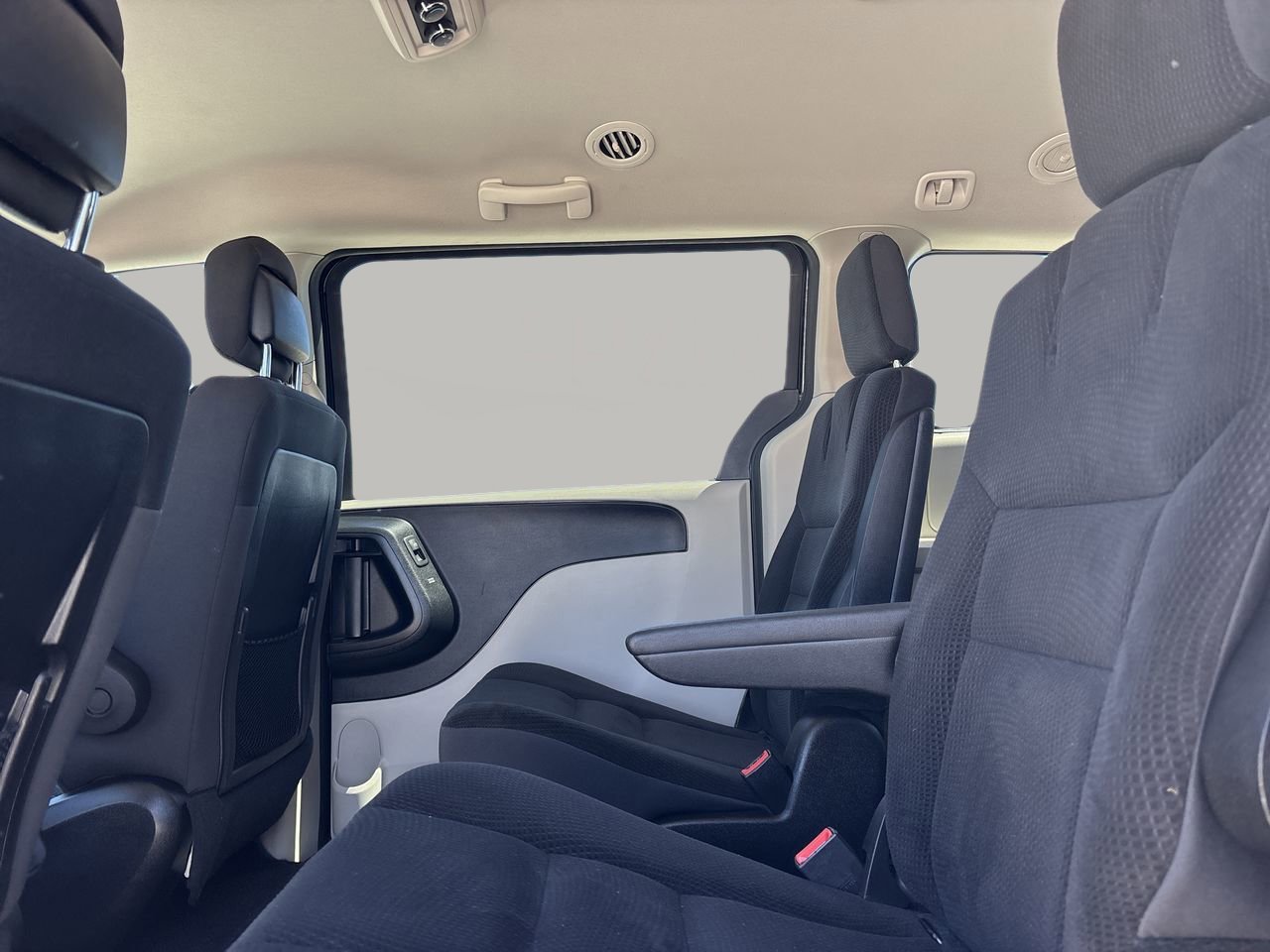 Used 2019 Dodge Grand Caravan SE w/ UConnect Hands-Free Group image 15