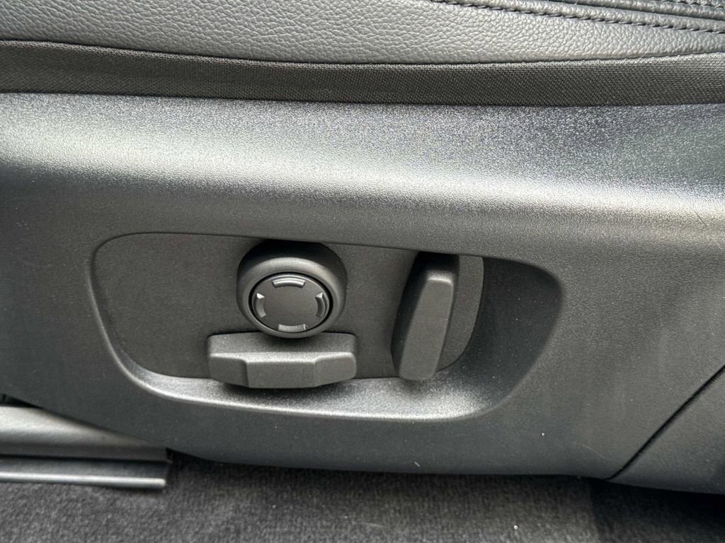 Certified 2025 Land Rover Range Rover Evoque S image 30