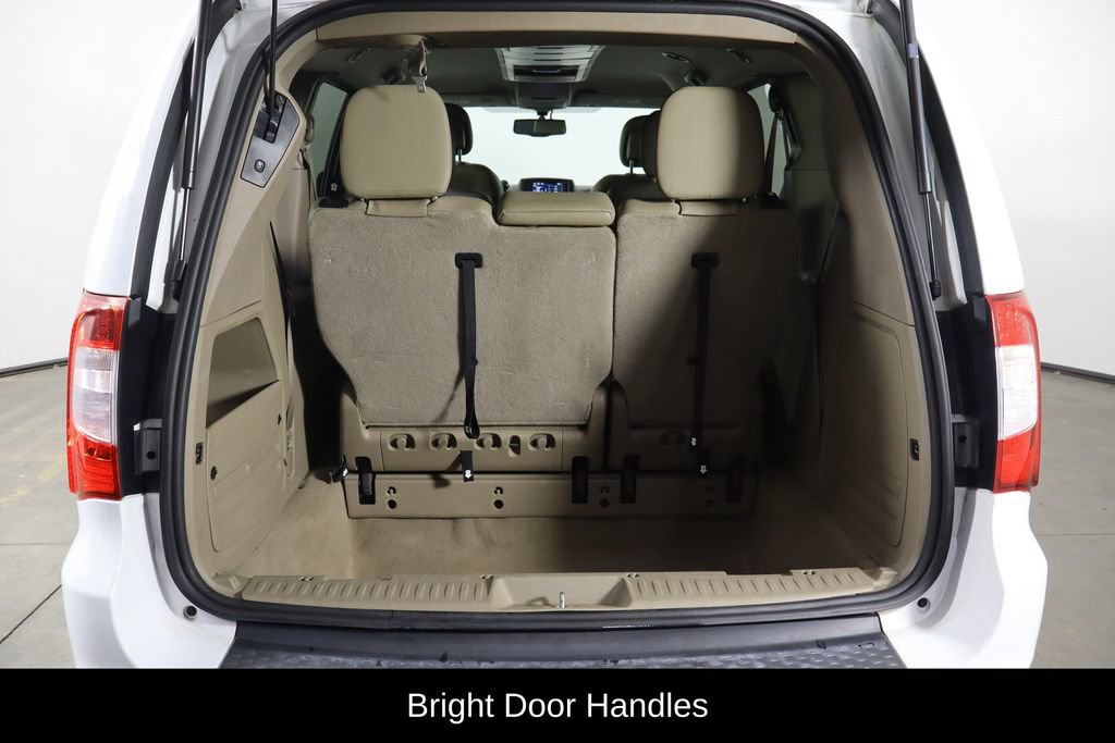 Used 2016 Chrysler Town & Country Touring w/ Driver Convenience Group image 18