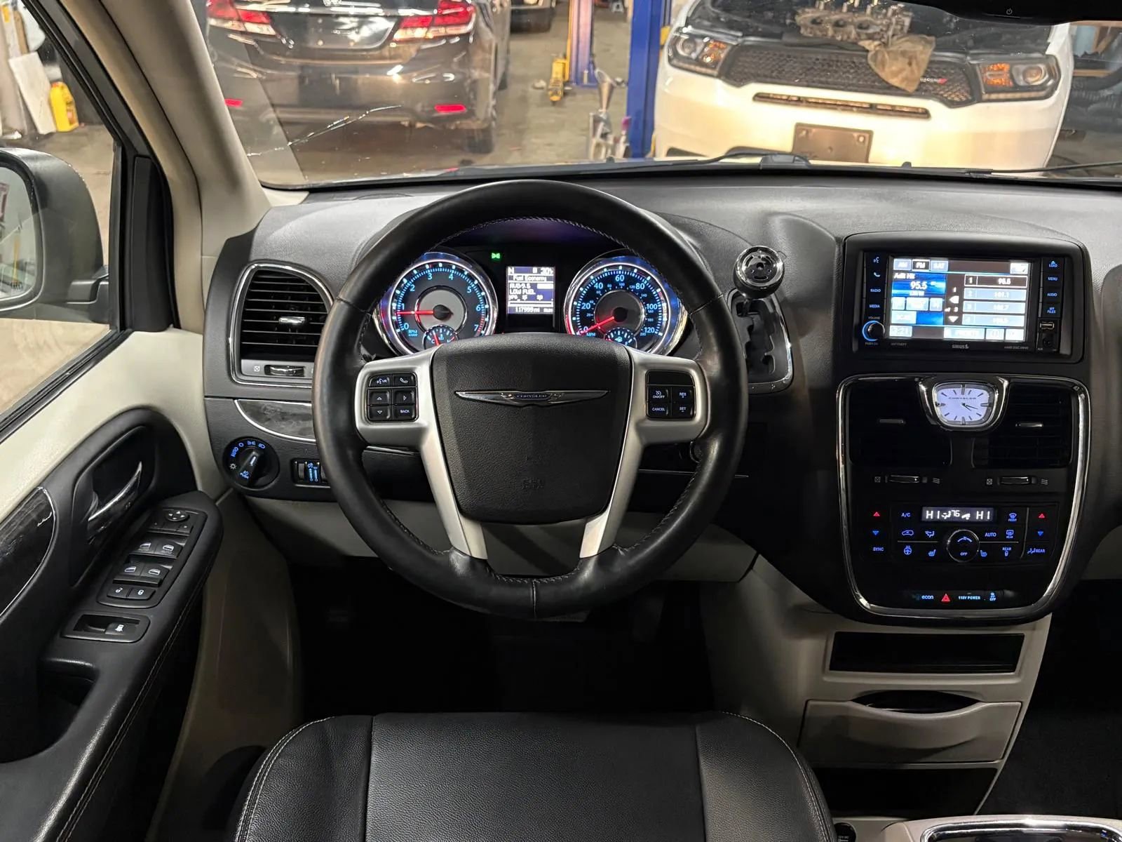 Used 2015 Chrysler Town & Country Touring-L w/ Driver Convenience Group image 21