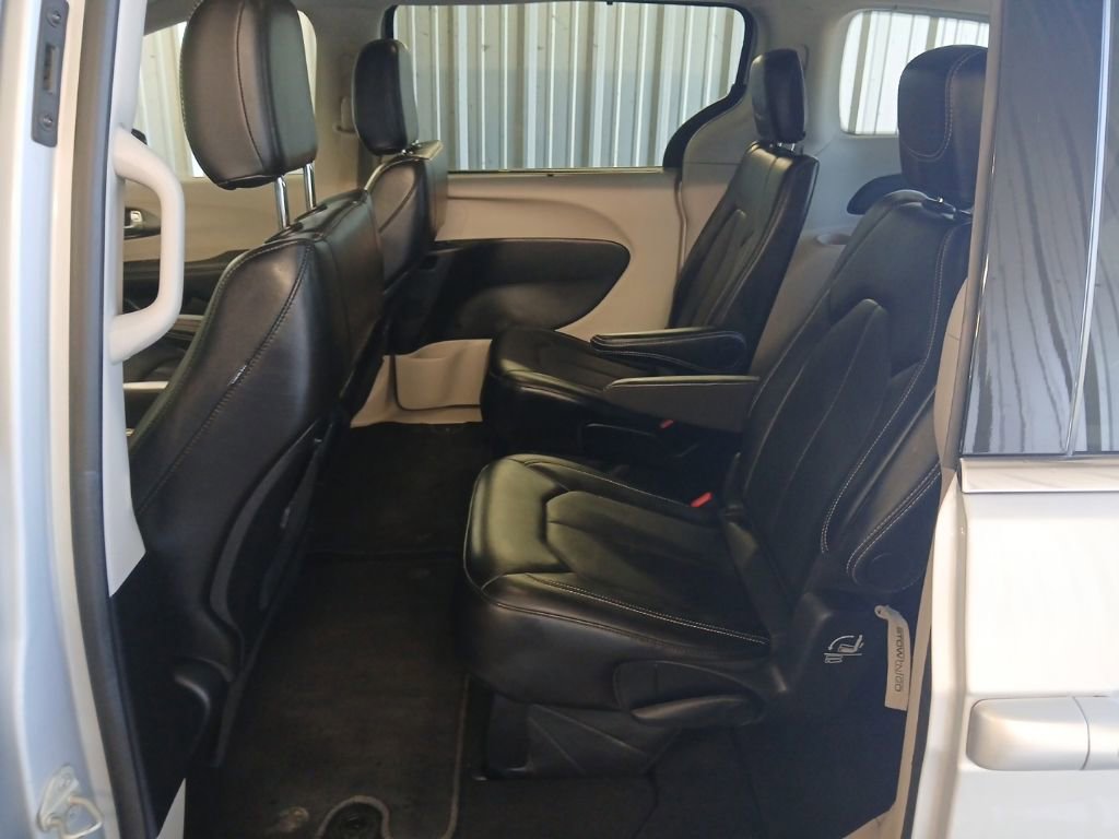 Used 2024 Chrysler Pacifica Touring-L FWD image 33