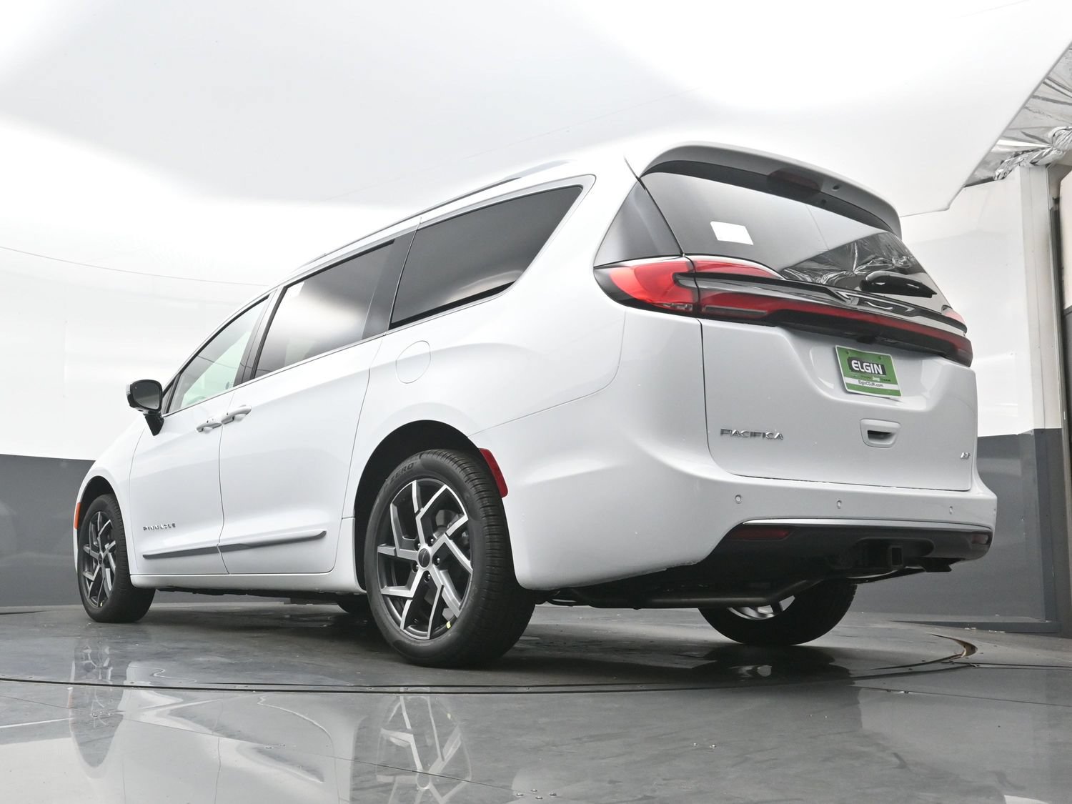 New 2027 Chrysler Pacifica Pinnacle w/ Theater Group AWD/4WD image 17