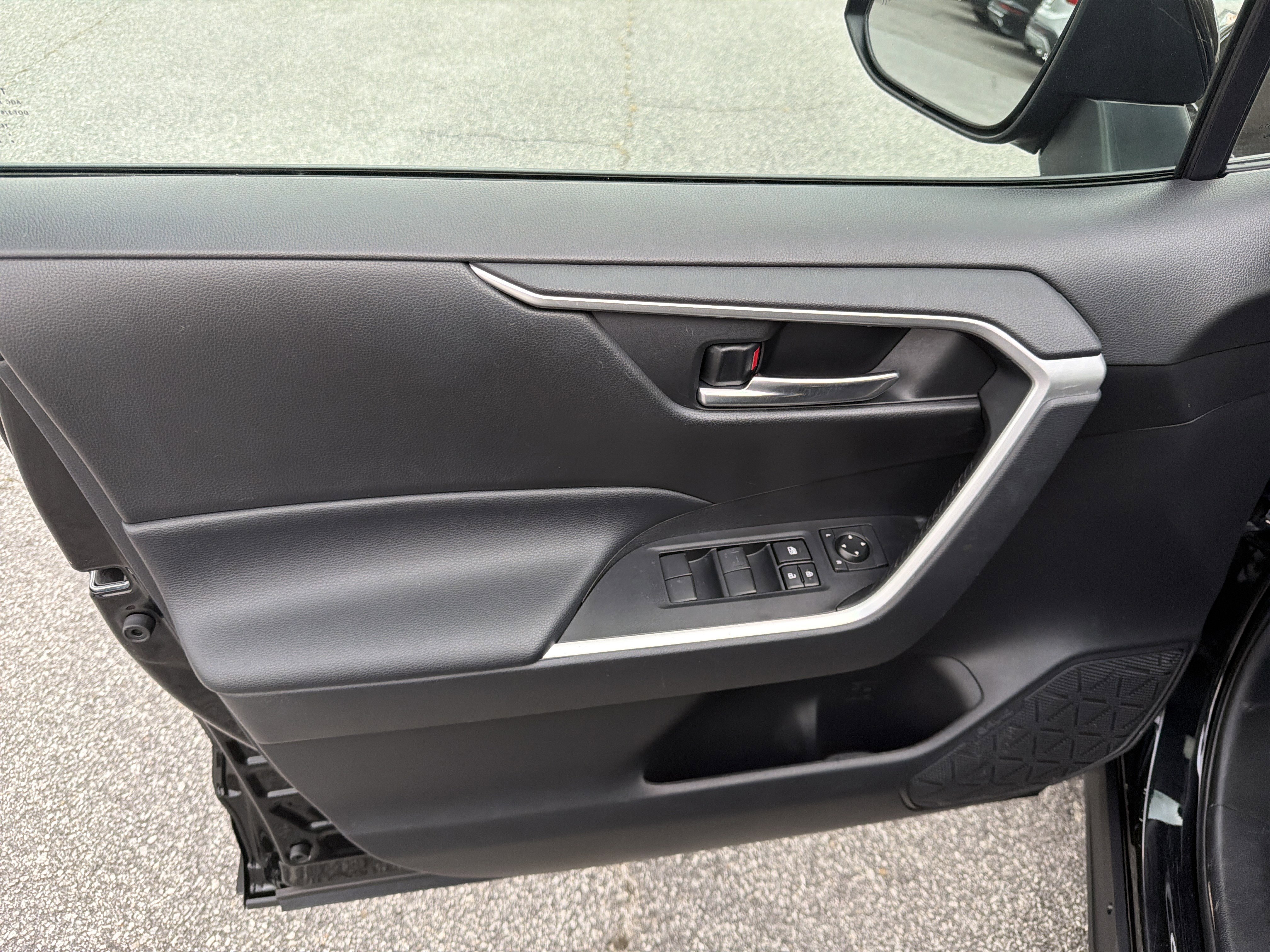 Used 2021 Toyota RAV4 XLE w/ Convenience Package image 22