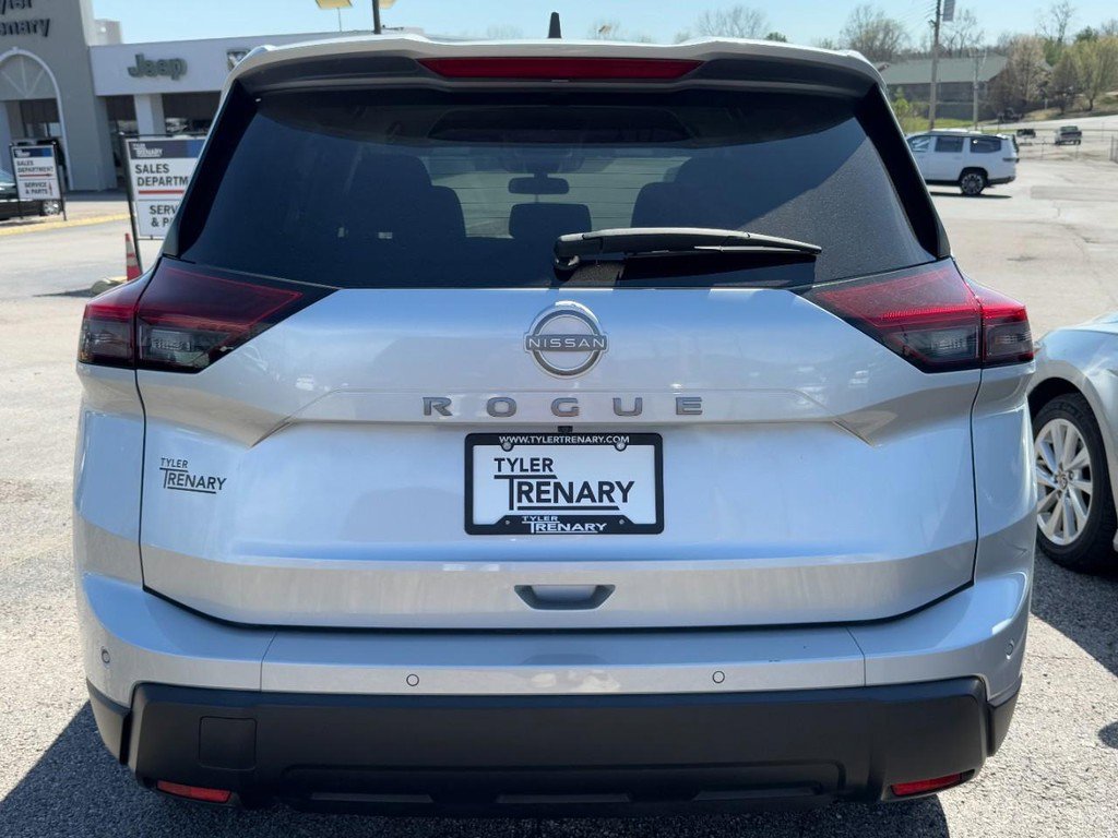 Used 2024 Nissan Rogue S FWD image 10