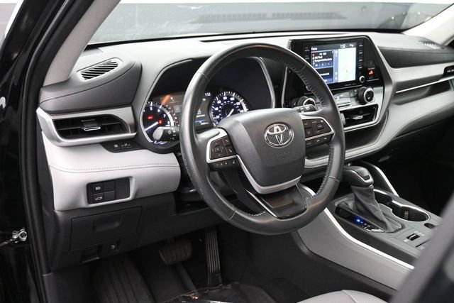 Used 2022 Toyota Highlander XLE AWD/4WD image 7