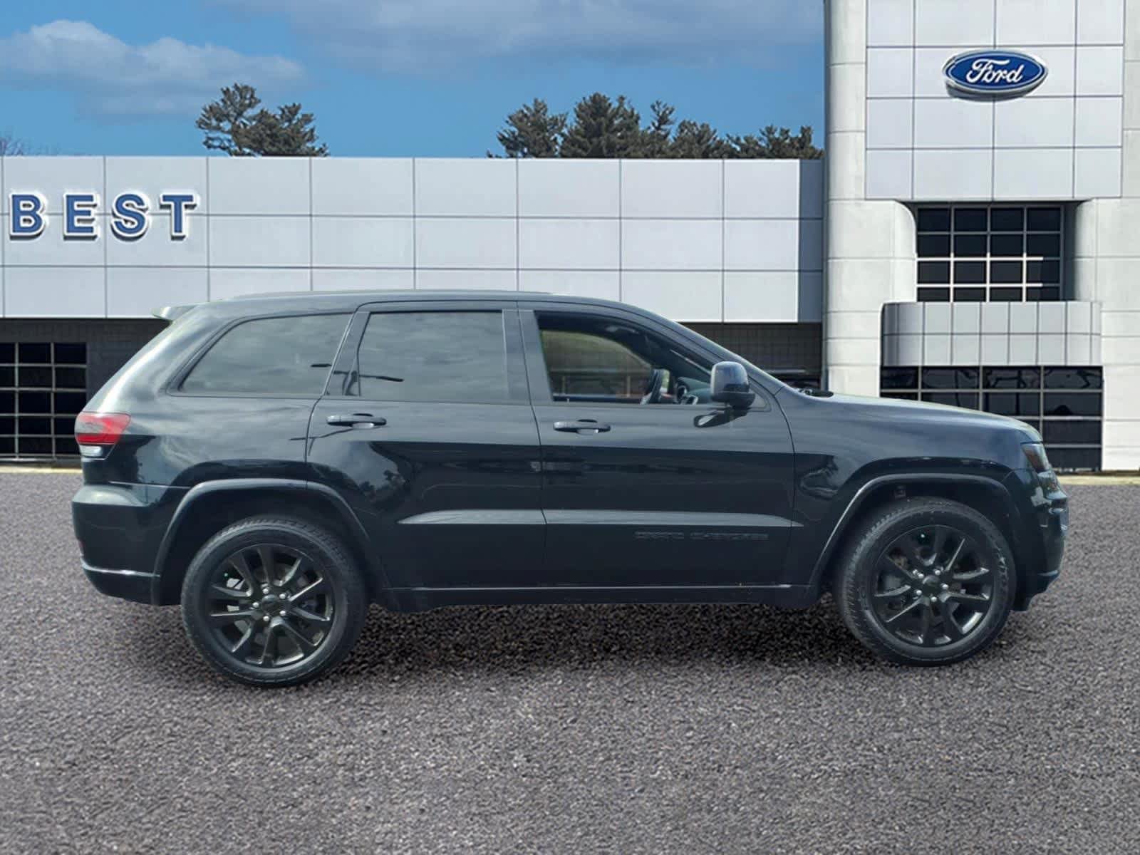 Used 2017 Jeep Grand Cherokee Altitude AWD/4WD image 8