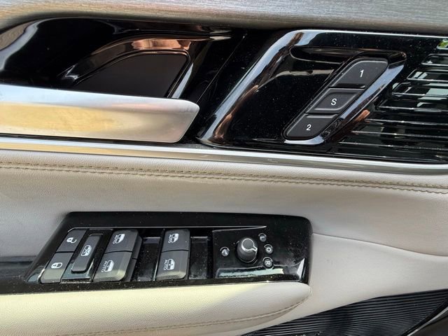 Used 2025 Jeep Wagoneer Series III w/ Premium Group I AWD/4WD image 19