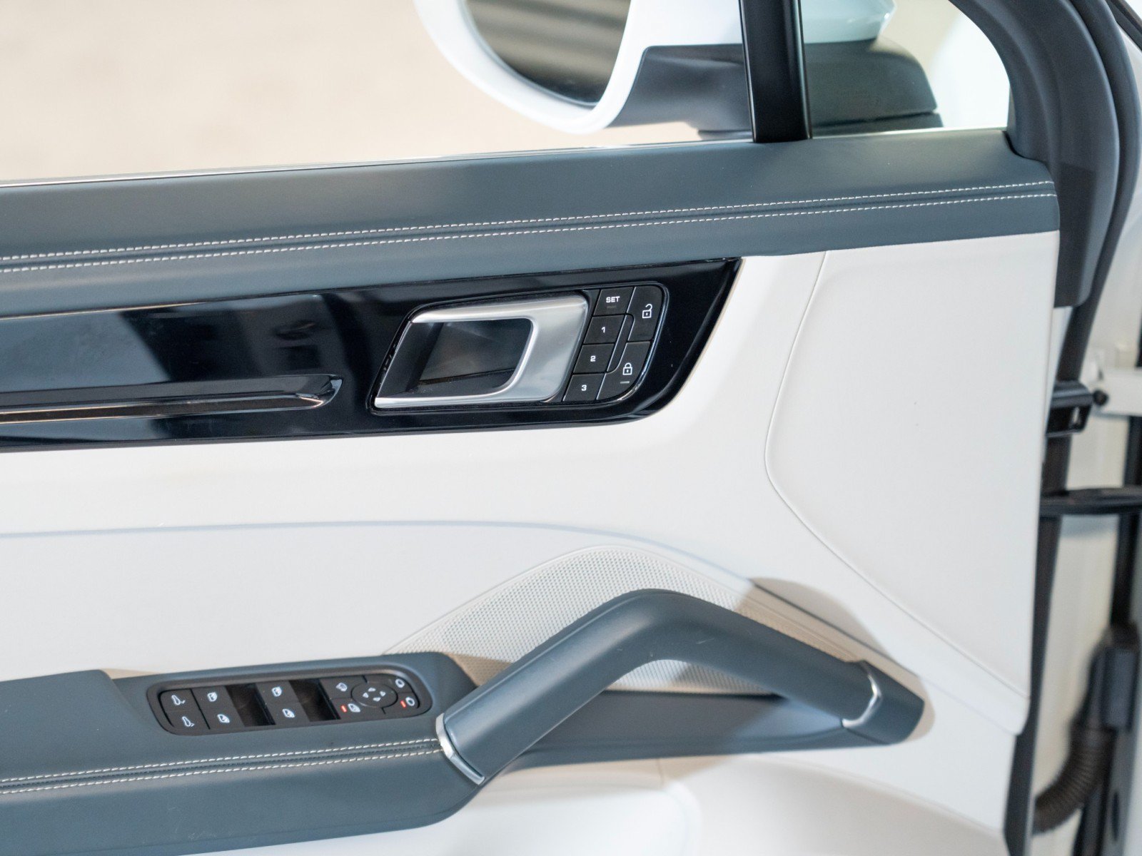 Certified 2023 Porsche Cayenne AWD/4WD image 17