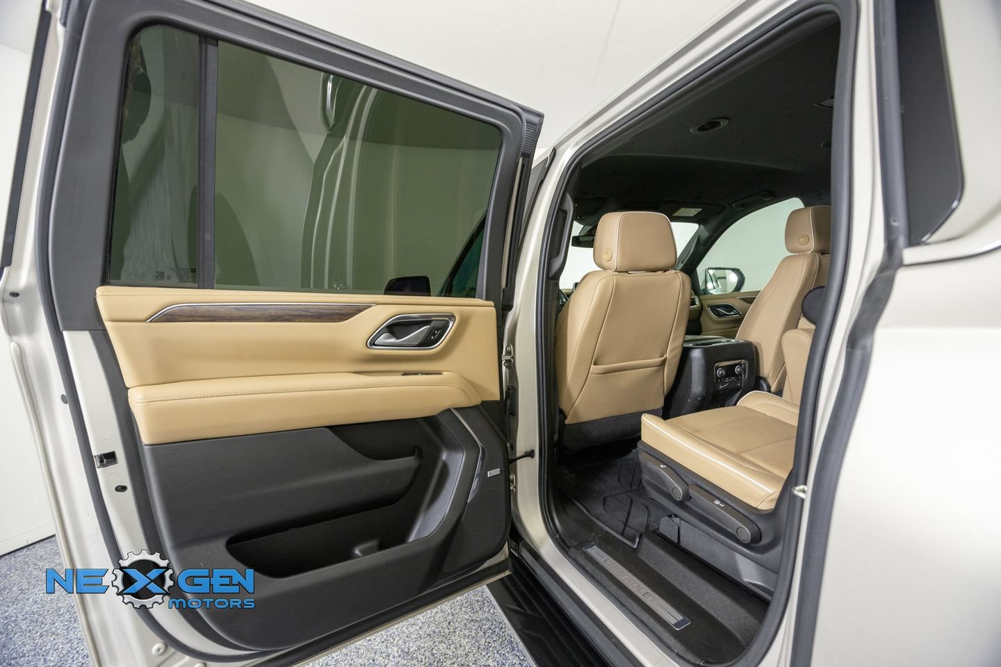 Used 2022 Chevrolet Suburban Premier AWD/4WD image 25