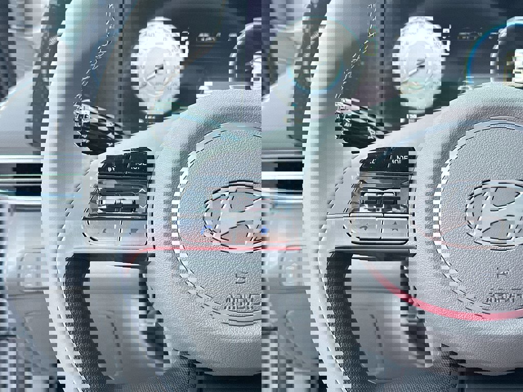 New 2025 Hyundai Elantra SEL image 14