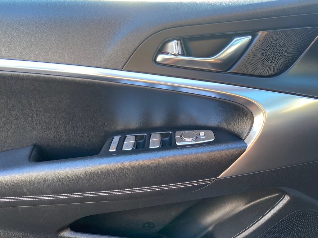Certified 2025 Genesis G70 2.5T RWD image 31