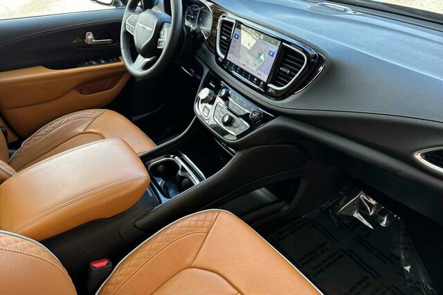 Used 2023 Chrysler Pacifica Pinnacle FWD image 18