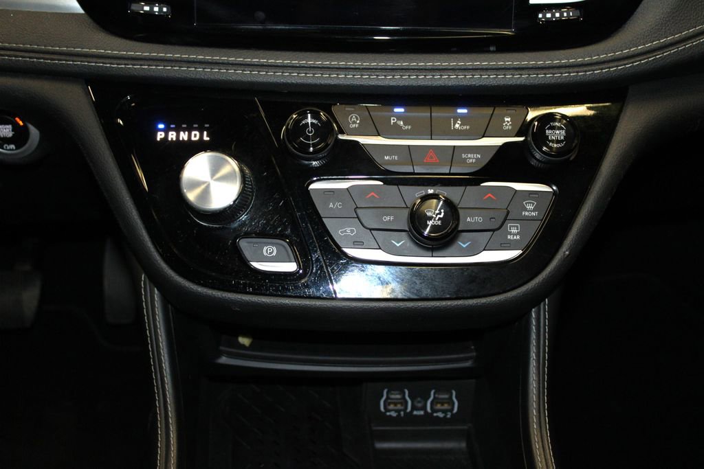 Used 2025 Chrysler Pacifica Limited image 22