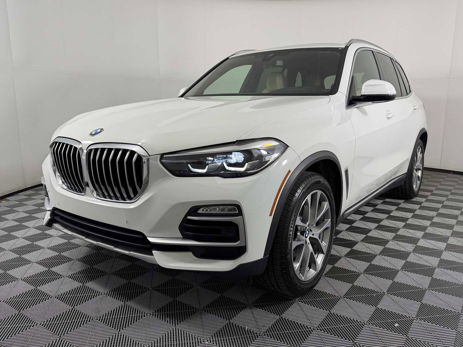 Used 2021 BMW X5 sDrive40i w/ Convenience Package image 3