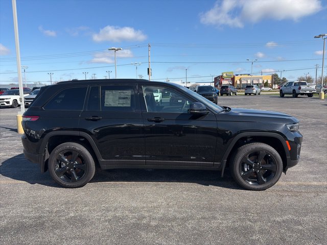 New 2025 Jeep Grand Cherokee Altitude w/ Trailer Tow Package AWD/4WD image 7