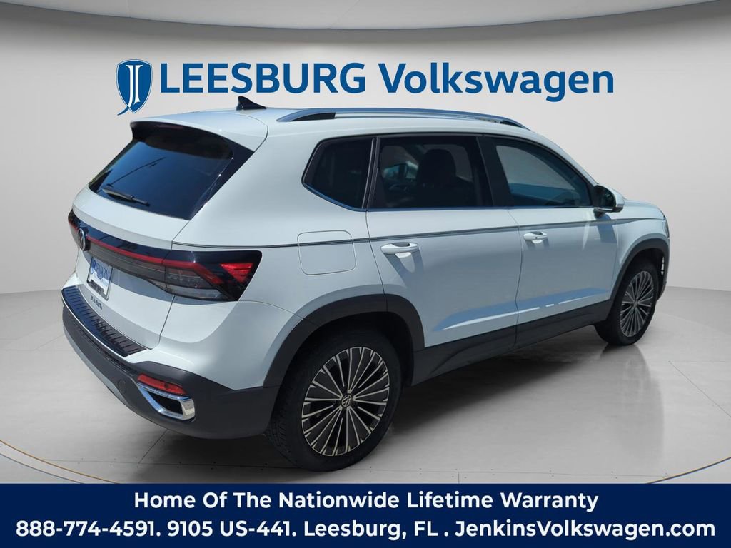 Used 2025 Volkswagen Taos SE w/ Panoramic Sunroof Package FWD image 6