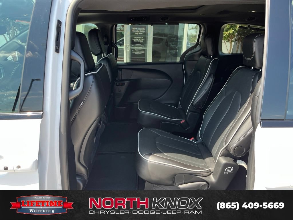 Used 2025 Chrysler Pacifica Limited FWD image 15